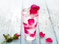 El agua de rosas, ingrediente típico de la repostería árabe